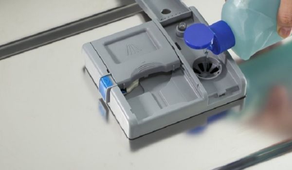 Hướng dẫn cách sử dụng máy rửa bát Canzy 8 Cho nước làm bóng vào máy rửa bát canzy
