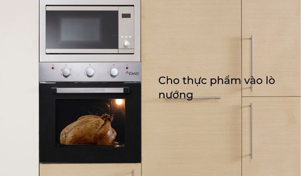 Hướng dẫn cách sử dụng lò nướng Canzy đúng cách, an toàn 3 Cho thực phẩm vào lò nướng Canzy