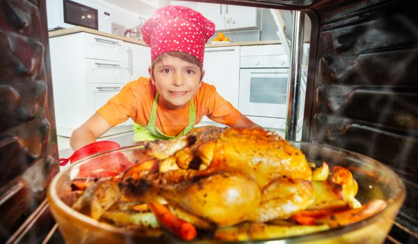 Hướng dẫn cách sử dụng lò nướng Canzy đúng cách, an toàn 5 Lấy thực phẩm ra khỏi lò nướng Canzy