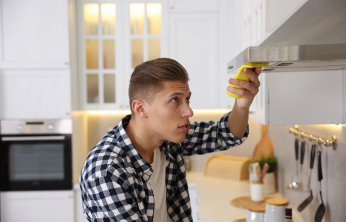 Bước 1_ Vệ sinh bên trong máy hút mùi canzy