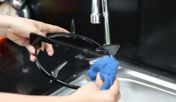 Cách sử dụng bếp gas Canzy - Mở bếp gas, khóa bếp gas an toàn 6 Bước 2_ Làm sạch kiềng bếp ga