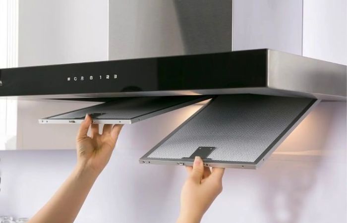 Bước 2_ Tháo lưới lọc mỡ