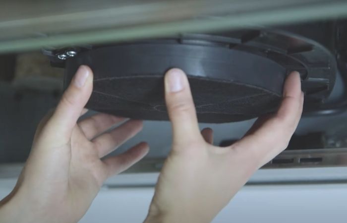 Bước 4_ Tháo bộ lọc than hoạt tính máy hút mùi Canzy cũ